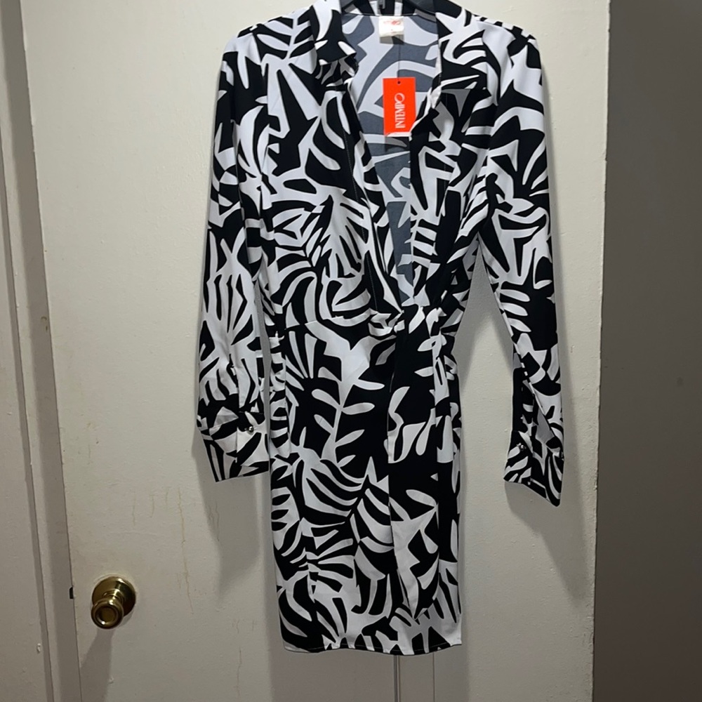 Women’s NWT very stylish black and white blouse/dress size medium